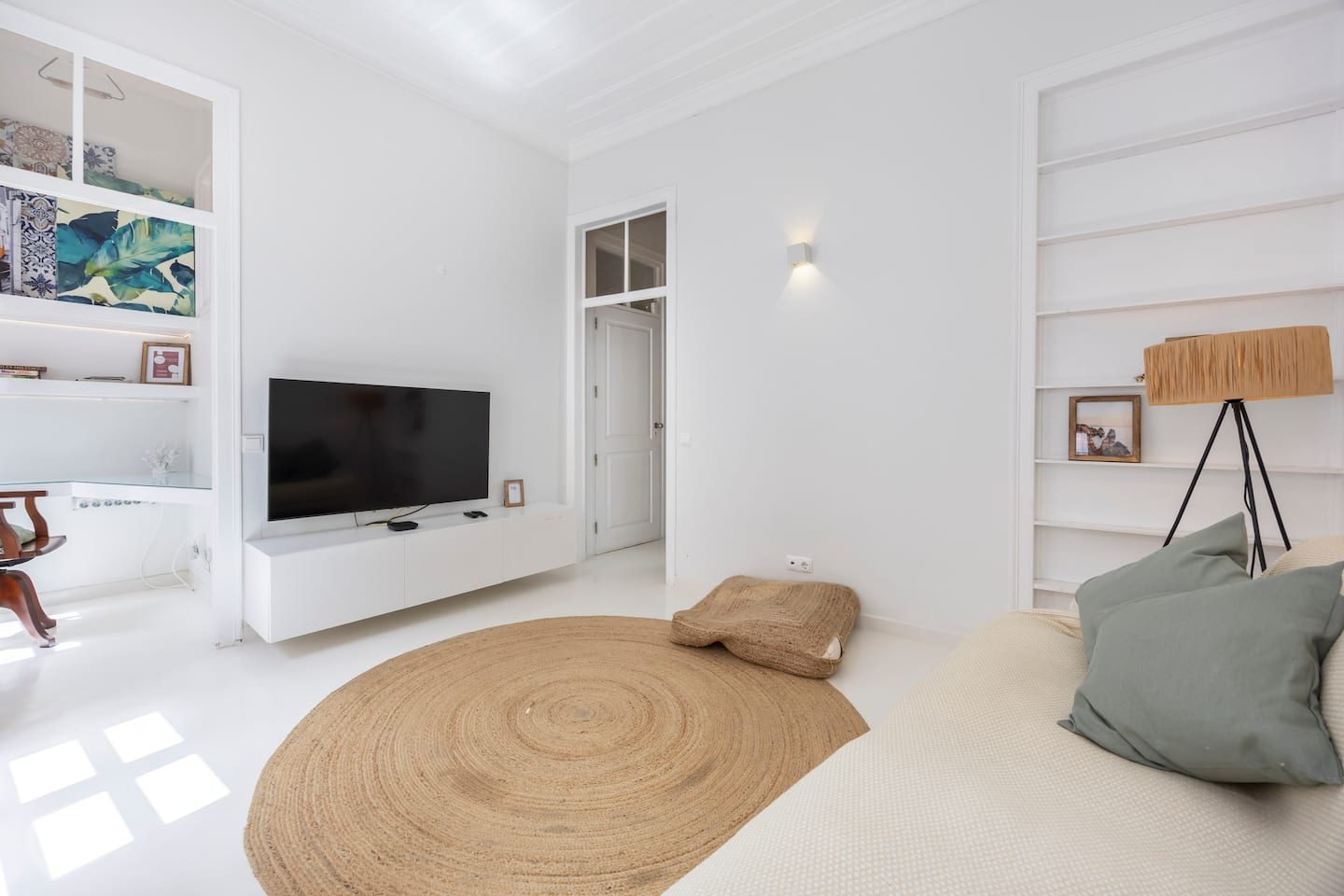 Sala da Casa Miclá com sofá e tapete de juta