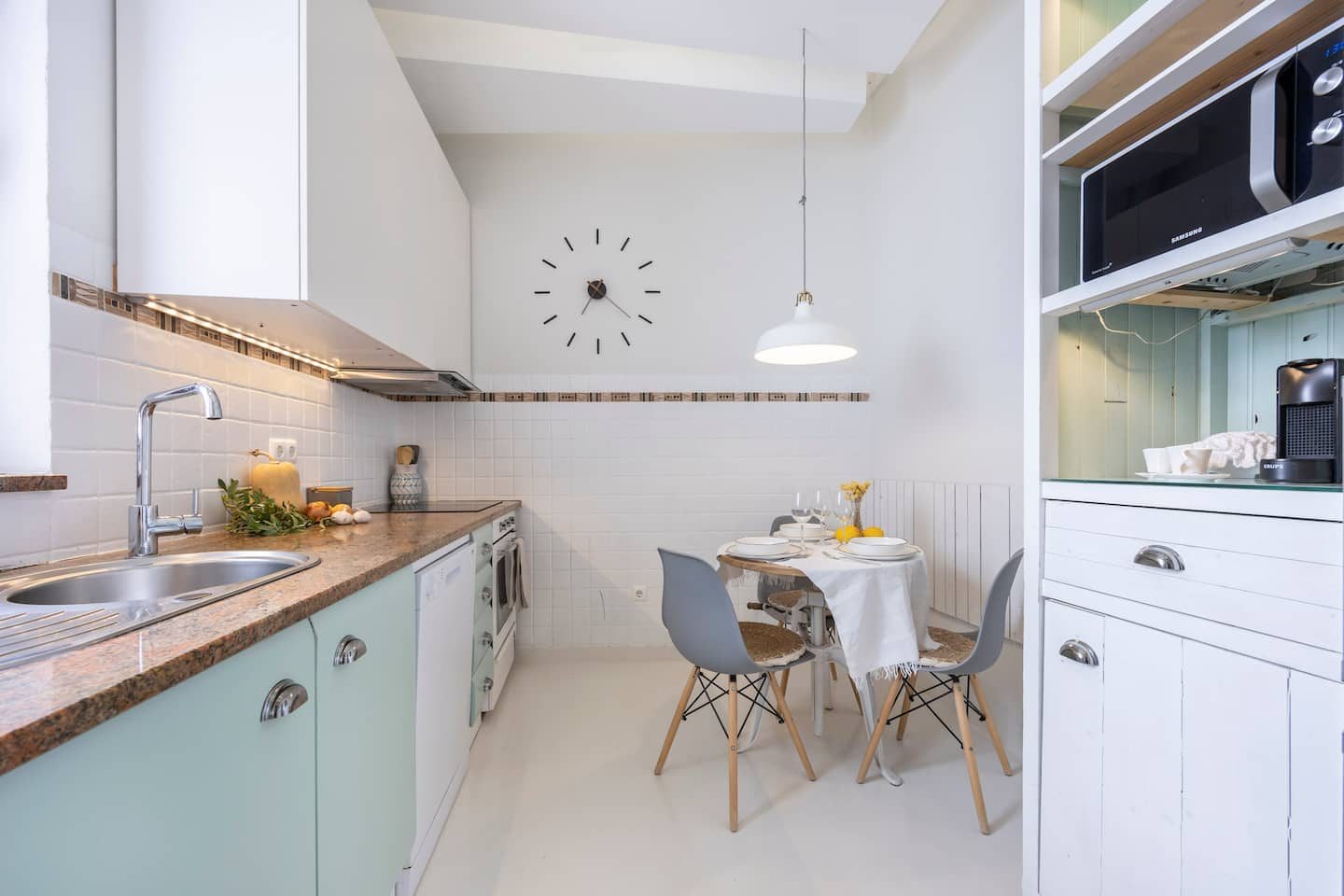 Cozinha da Casa Miclá com mesa de refeições