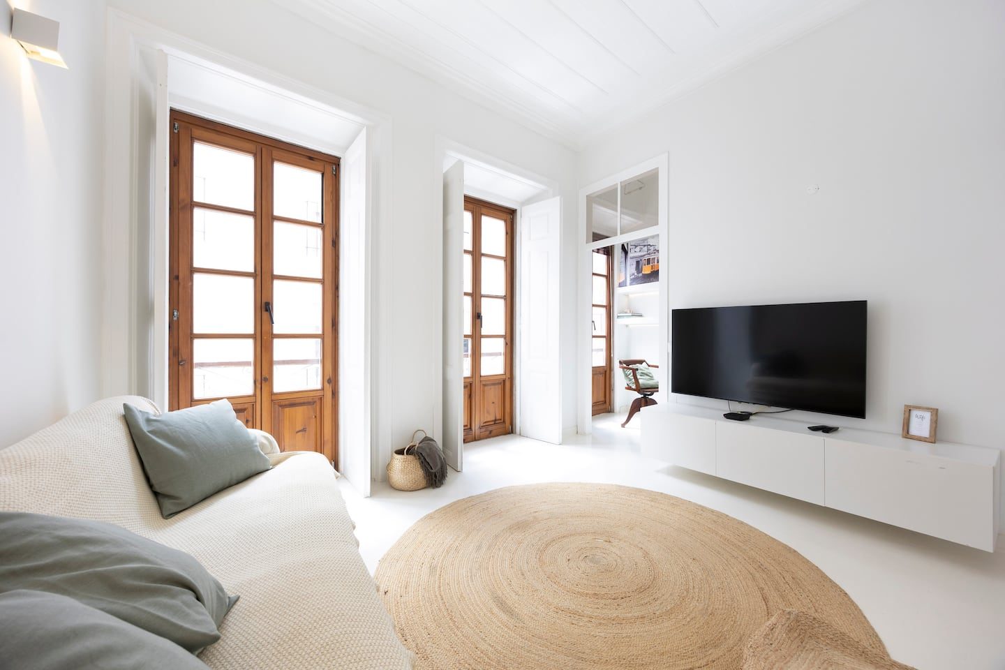 Sala da Casa Miclá com portas para a varanda