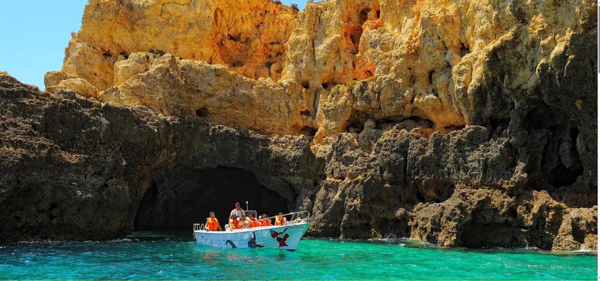 Caiaques nas grutas de Lagos