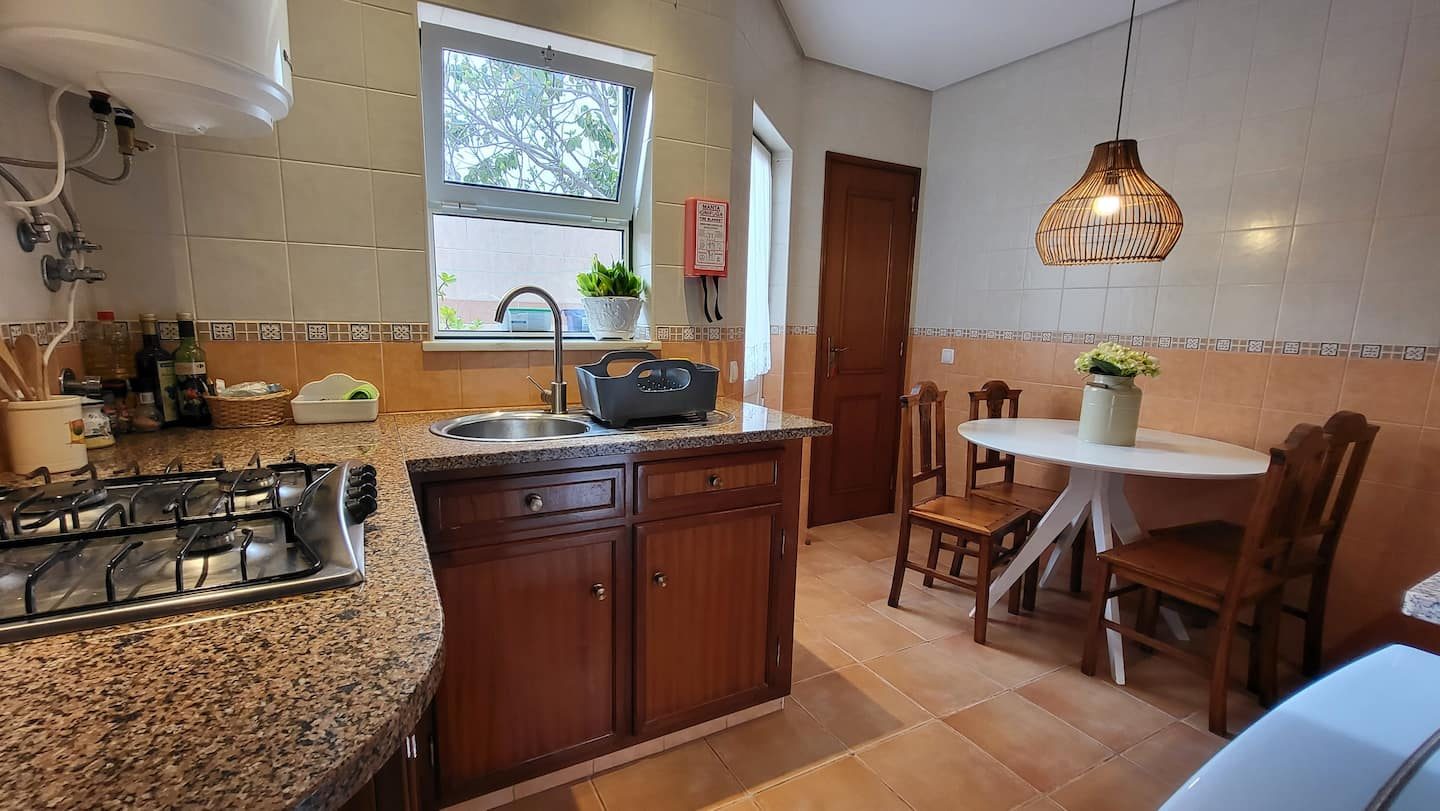 Cozinha da Fig House com mesa de refeições