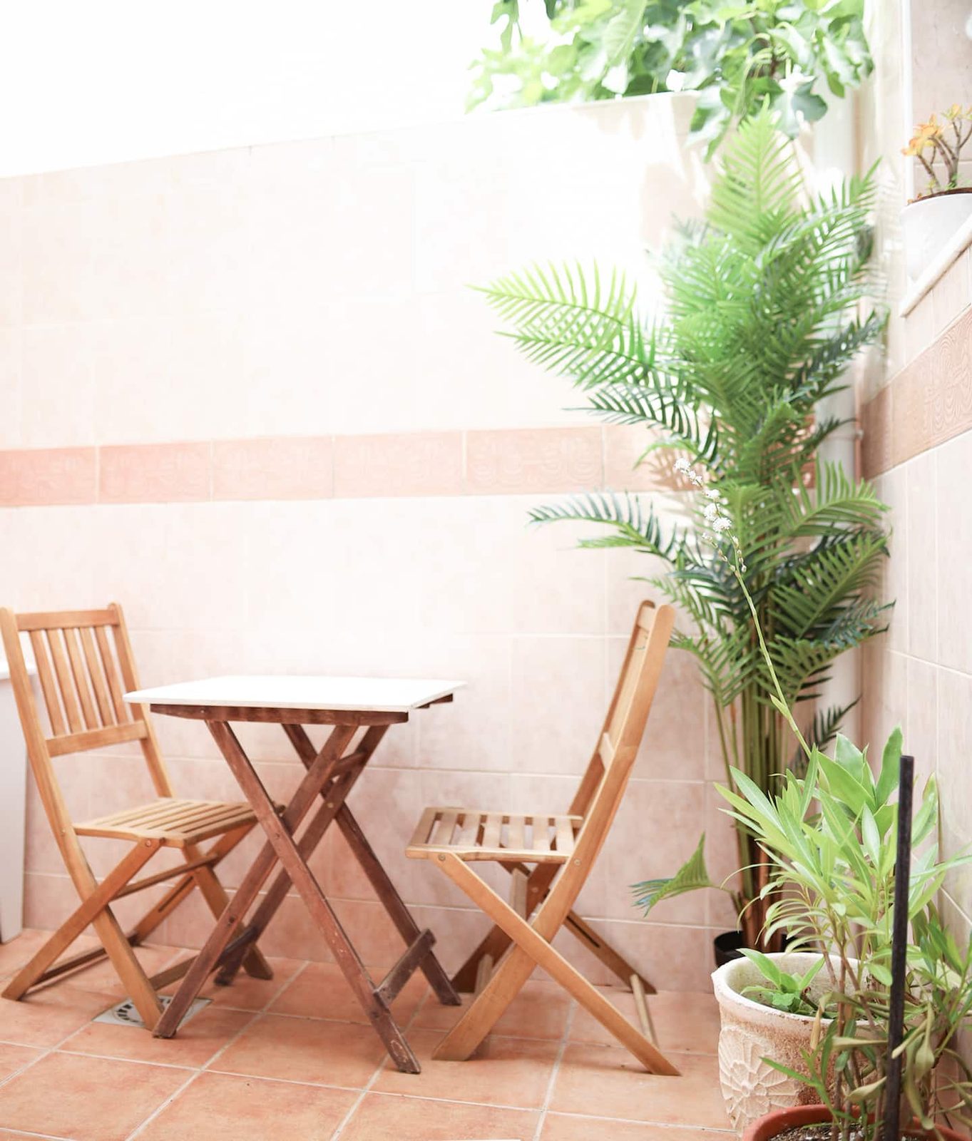 Terraço da Fig House com mesa e cadeiras