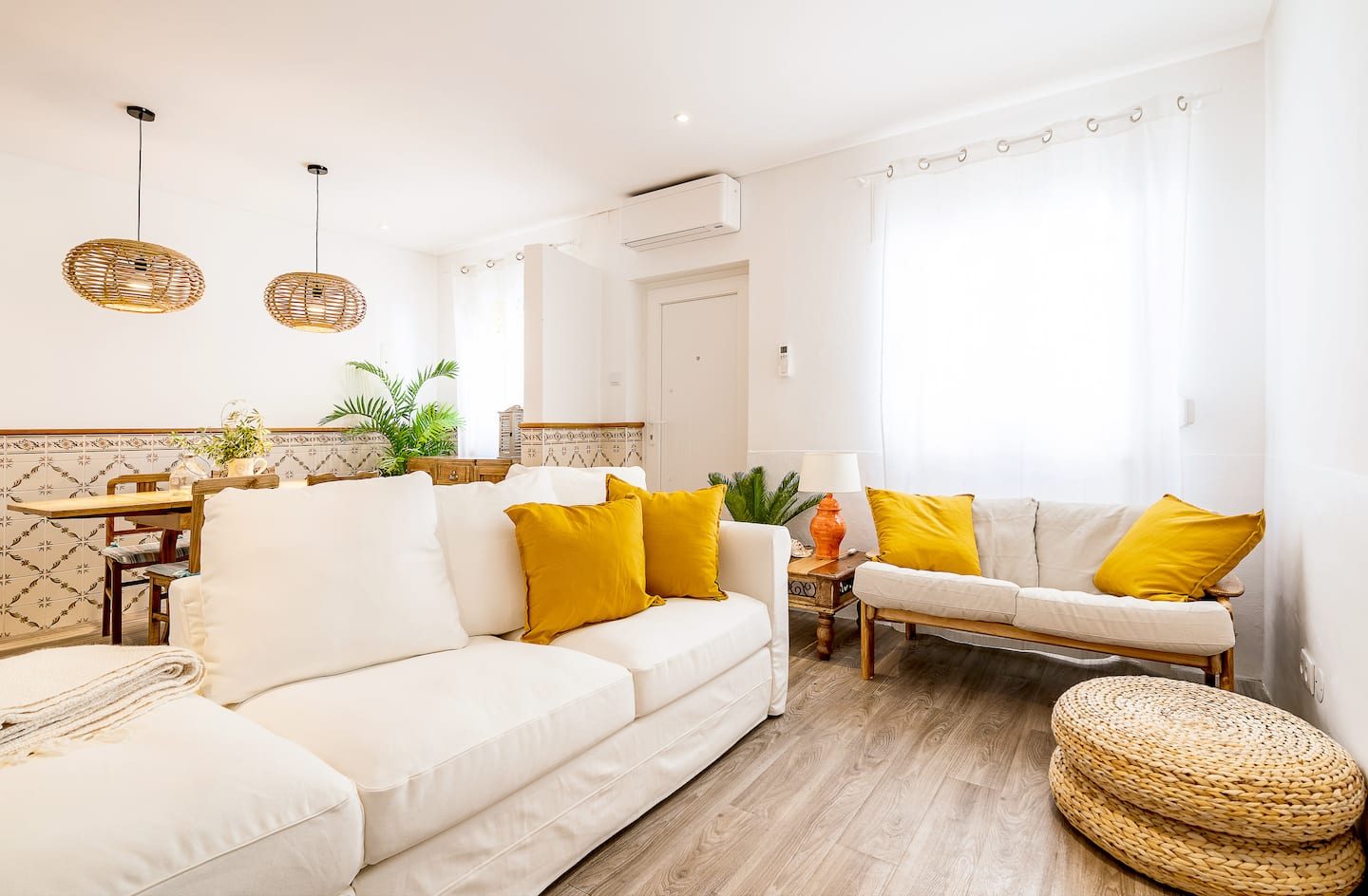 Sala da Garden House com sofás e almofadas amarelas