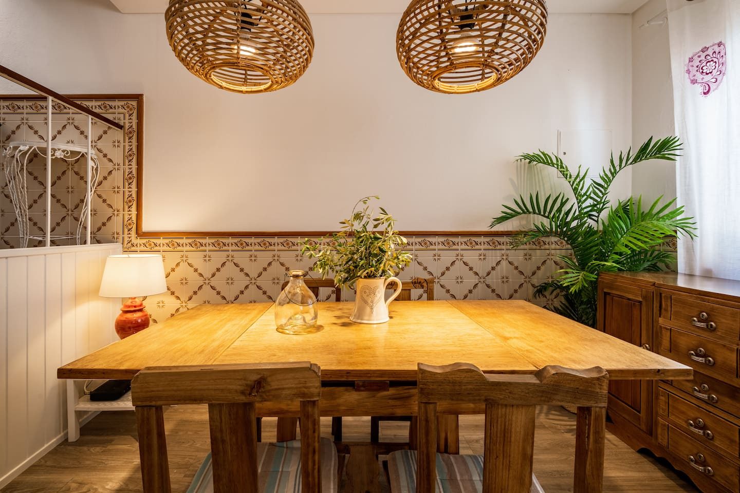 Mesa de jantar da Garden House em madeira