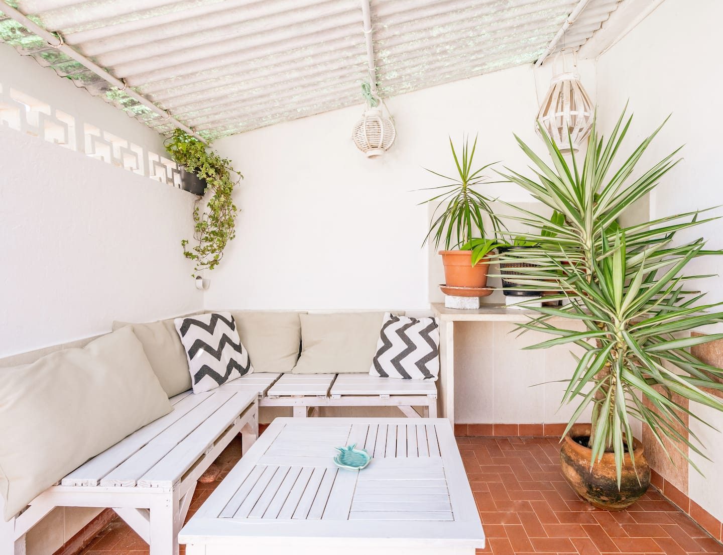 Terraço coberto da Garden House com sofá de exterior
