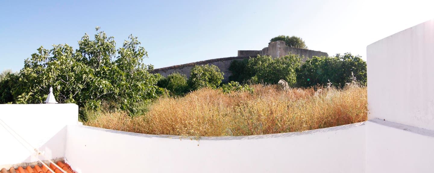 Vista do terraço da Garden House para o jardim e as muralhas