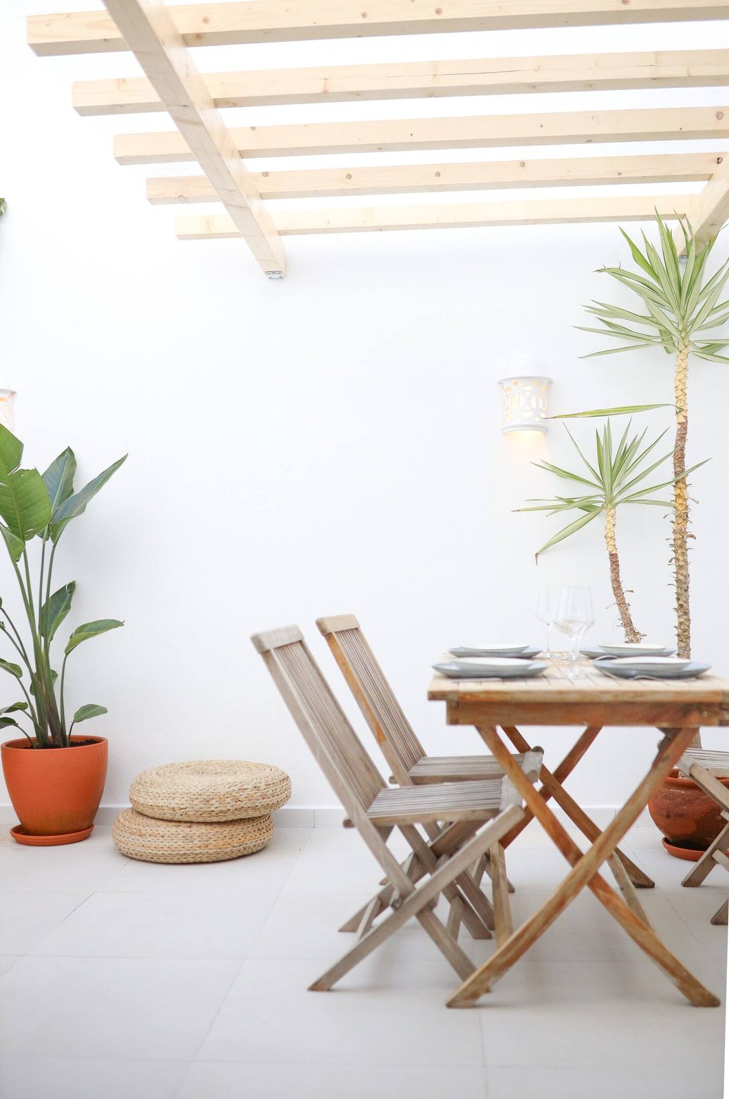 Terraço da Garden House com mesa ao sol