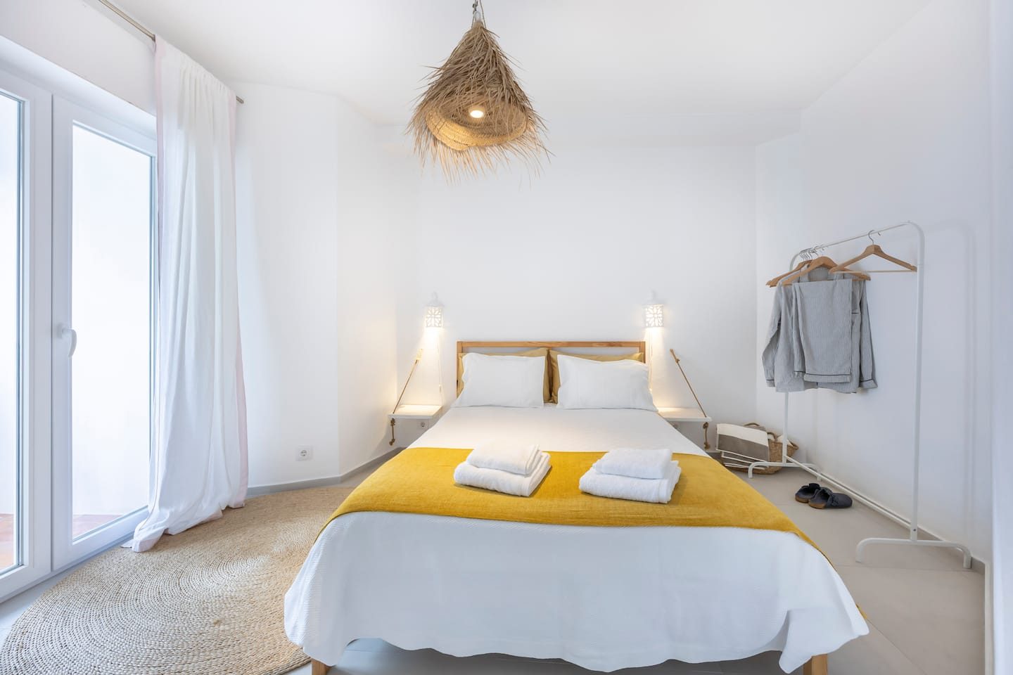 Quarto da Lemon House com cama de casal e manta amarela