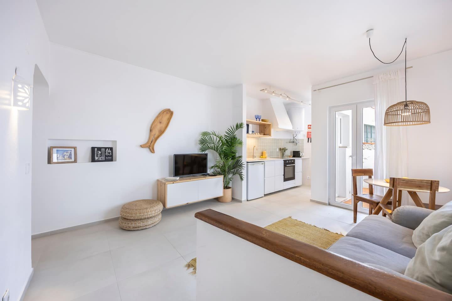 Sala da Lemon House com sofá e cozinha ao fundo
