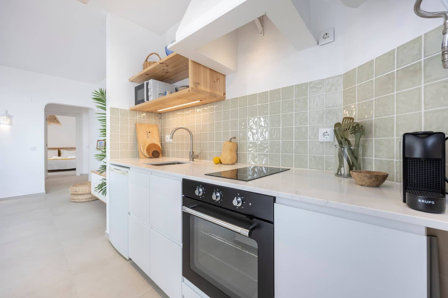 Cozinha da Lemon House com azulejo verde-claro