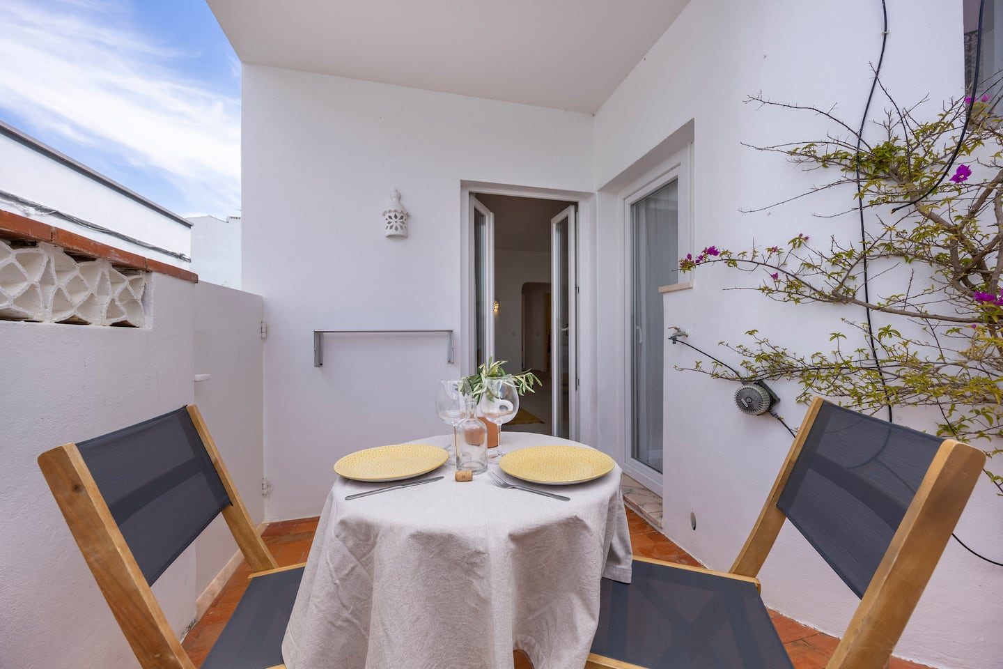 Terraço da Lemon House com mesa para dois