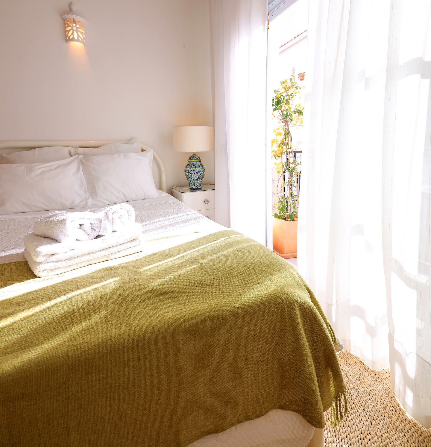 São José bedroom with double bed and green throw